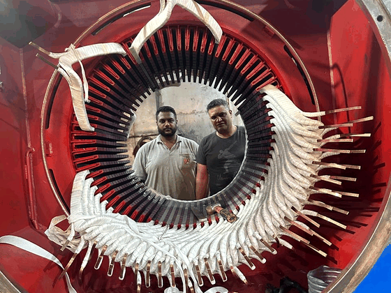 فريق العمل المتخصص أثناء تأهيل محرك صناعي عملاق